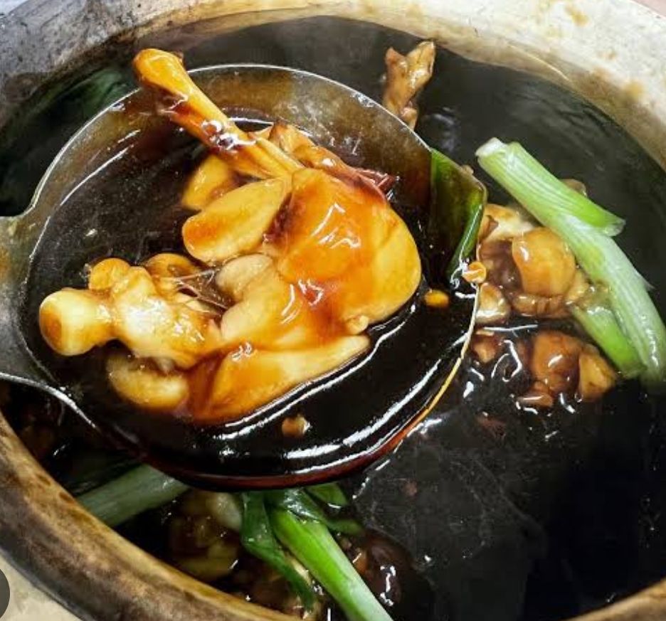 Frog Porridge Stalls (e.g., Geylang Lor 9 Fresh Frog Porridge)